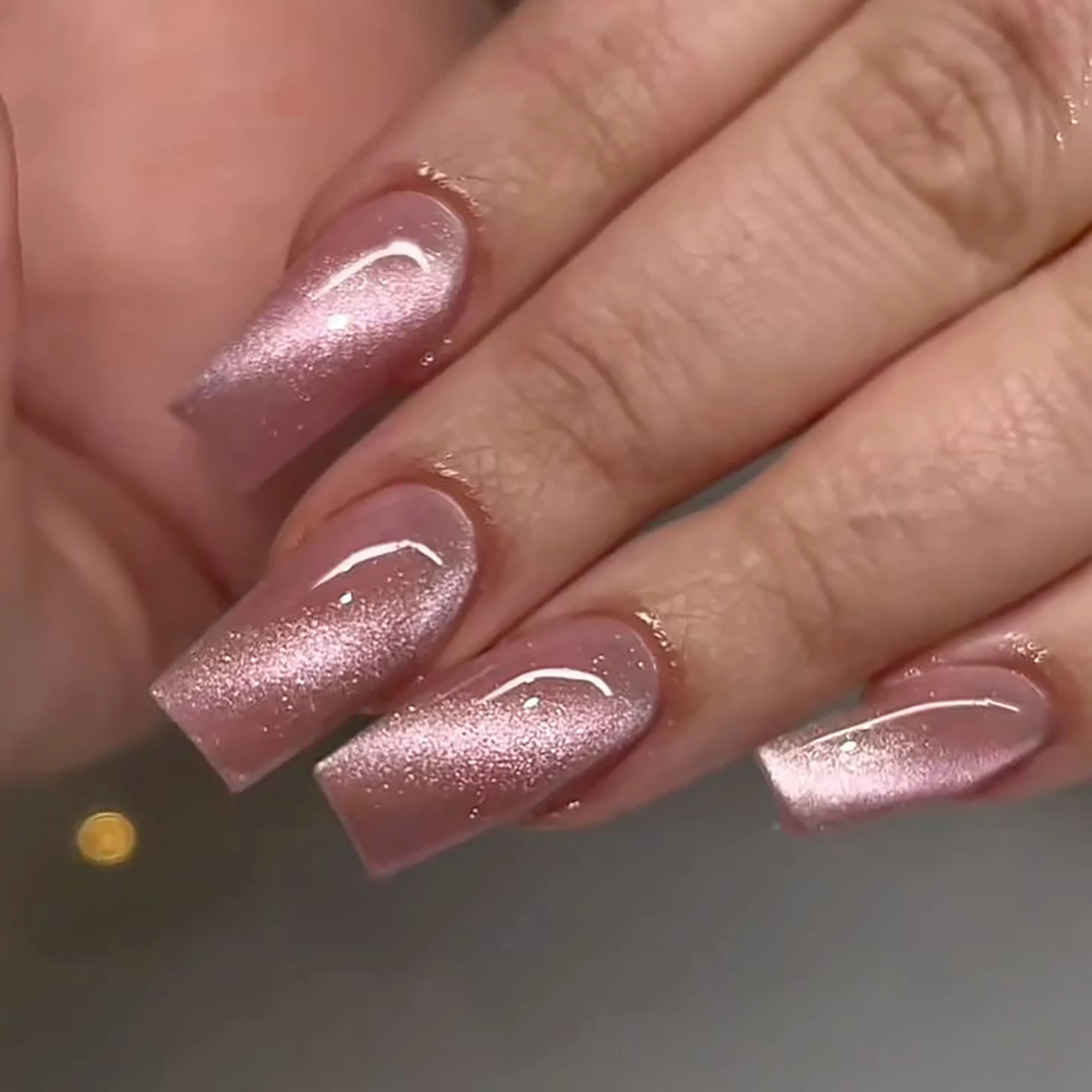 24 ongles carrés faits à la main. Base rose transparente effet œil de chat avec effet aurora scintillant. Style minimaliste réutilisable pour le quotidien et les rendez-vous.