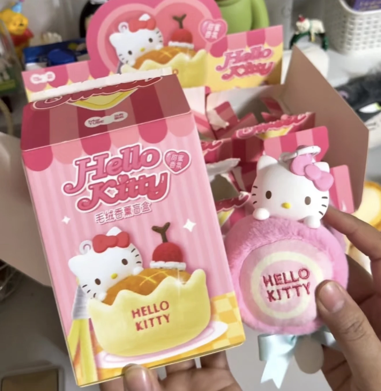 Heiße echte Sanrio Hellokitty Sweet Workshop Serie Blind Box duftende Anhänger Mystery Box Cartoon Kuchen individuelle Geschenk Dekor