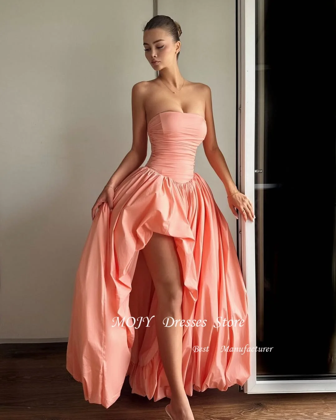 Mojy فساتين لحضور الحفلات الموسيقية على شكل حرف a مخصصة بطول الأرض بدون حمالات بدون أكمام ثوب مسائي بسيط على الموضة ثنيات بدون ظهر للحفلات