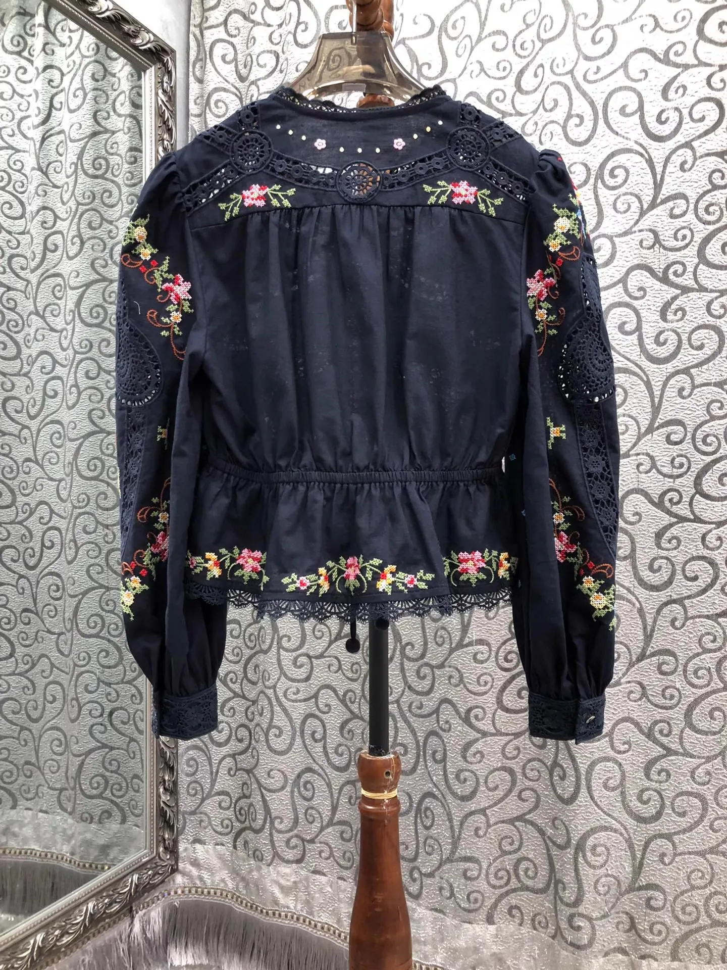 高品質な新作ブラウスシャツ 2025年秋 レディース 透かし彫りレース刺繍 長袖 ダークブルー ワインレッド コットンリネンシャツ