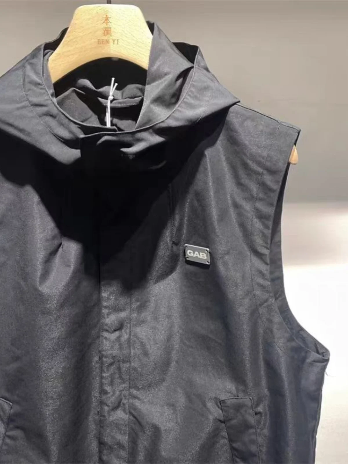 

Men's Faionable Windproof Thin Vest Jaet Summer New Arrival Hooded Functional Workwear Vest Special Wide Fit Zipper Closure