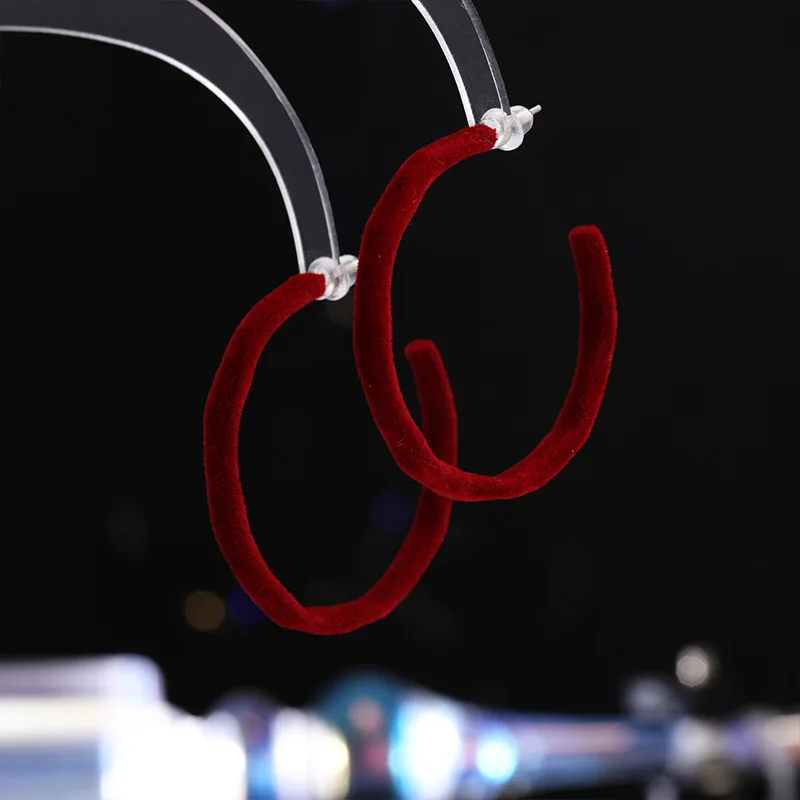 

Большие серьги-кольца Ankora из красного бархата, нишевый дизайн, изобретенное чувство изысканности и элегантности.