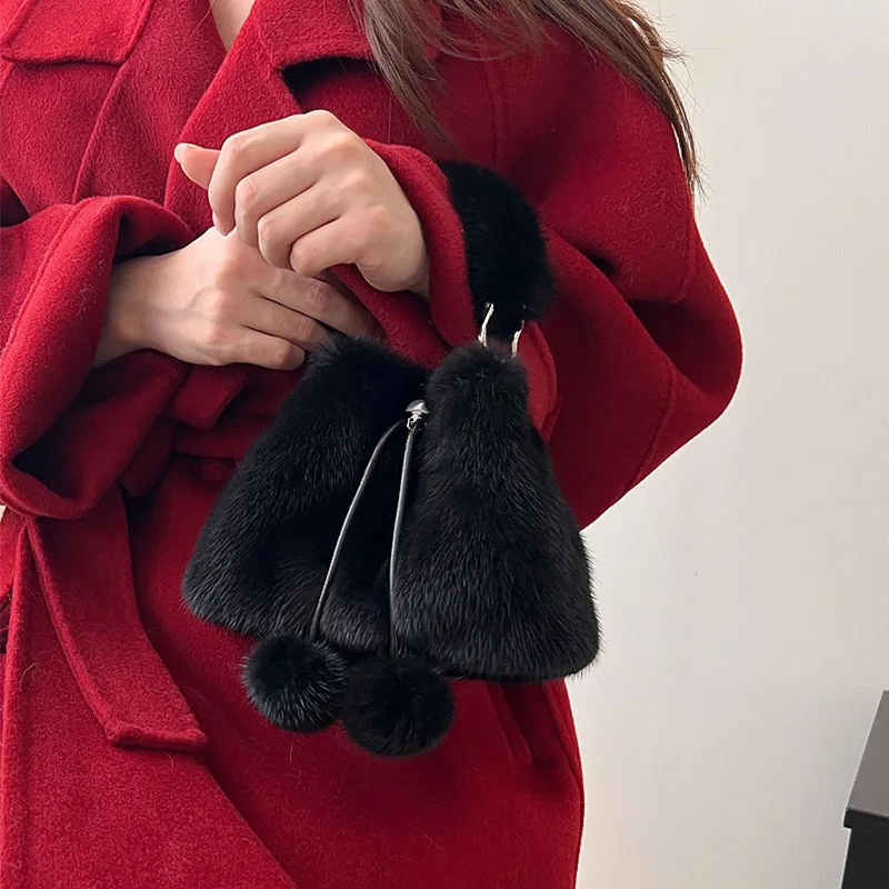 Bolso de mano de piel de visón auténtica Y2K, bolso de mano de lujo de diseñador a la moda para mujer con colgante de bola de felpa