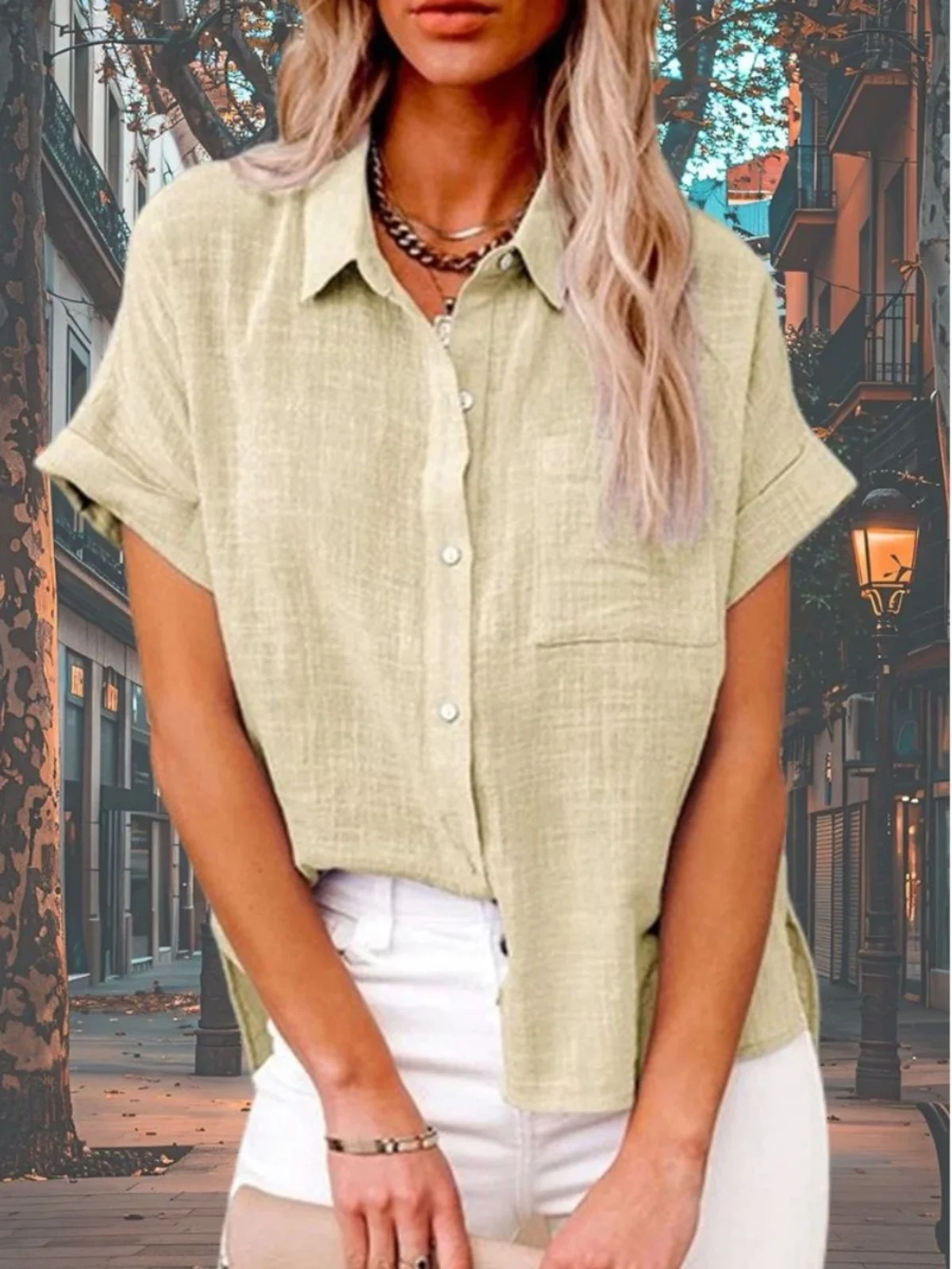 Luźny krój, damski top z golfem, casualowy, modny, dla młodych kobiet poniżej 25 lat.