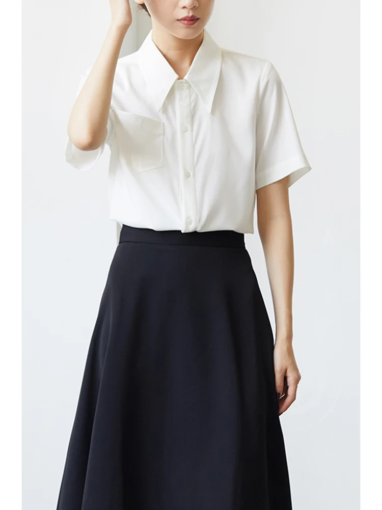 قميص نسائي أبيض بأكمام قصيرة، تصميم صيفي جديد بسيط بياقة مطوية، مناسب للعمل والمقابلات والمناسبات الرسمية والكاجوال العصرية