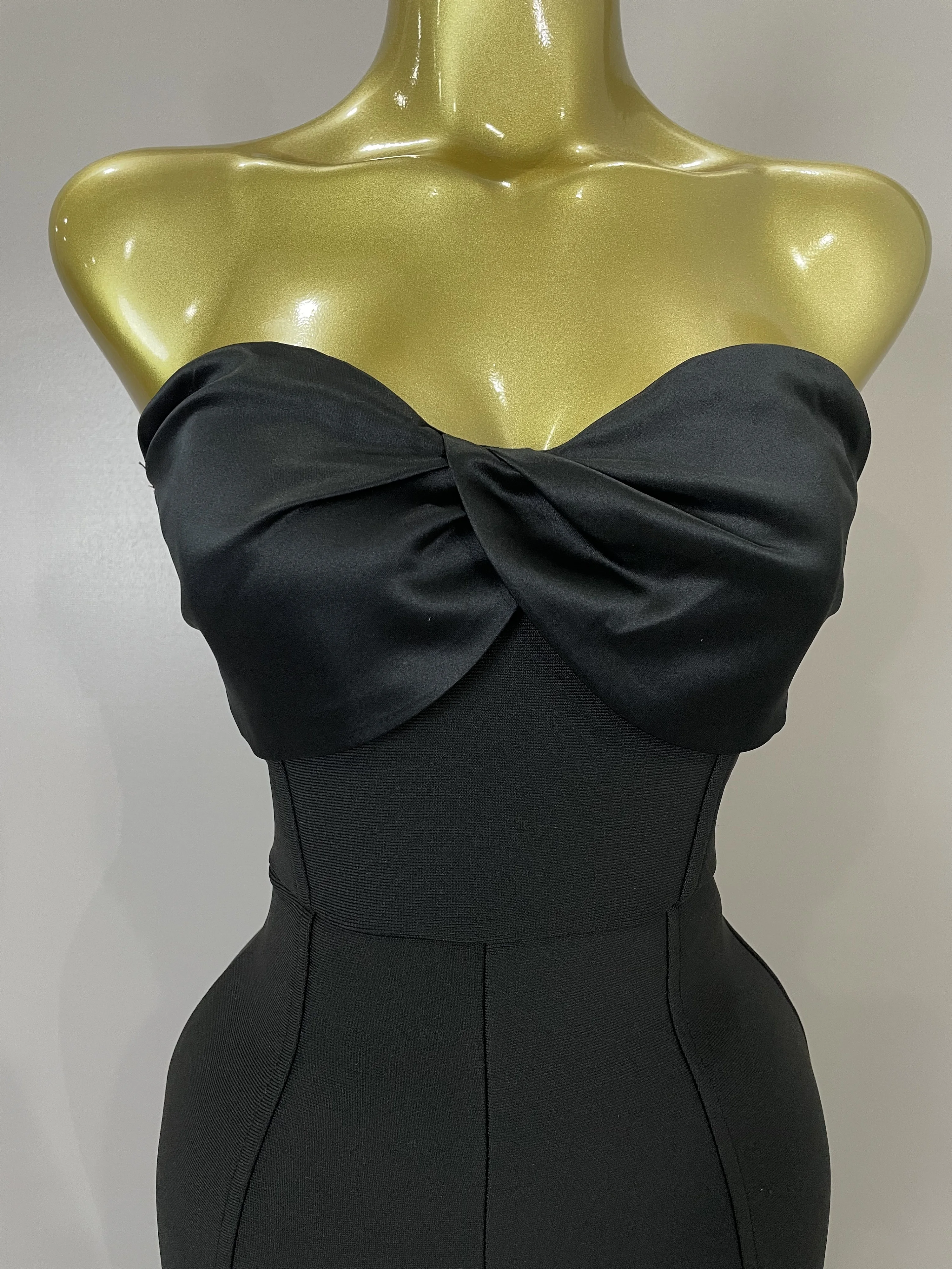 بدلة قفز فاخرة لعيد الميلاد مثيرة بدون حمالات وكشكشة سوداء ضيقة مضيئة بأشرطة مضيئة 2025 ثوب فضفاض نسائي للمشاهير في شارع العليا