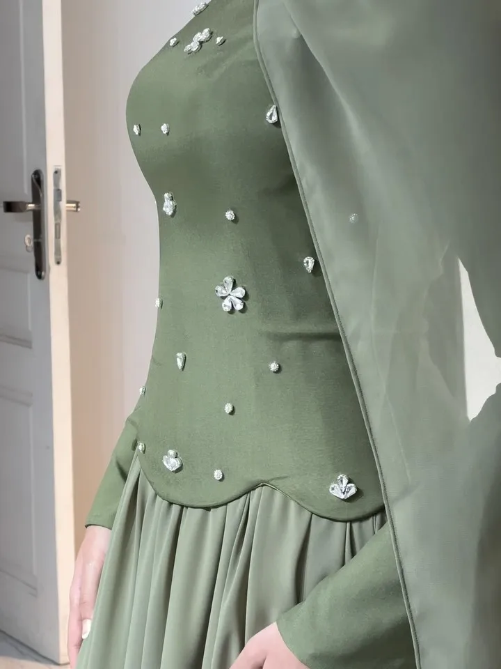 ชุดราตรีสีเขียวแบบสั่งตัด ดีไซน์หรูหรา ผ้าชีฟองประดับลูกปัด สำหรับงานพรอม งานแต่งงาน งานเลี้ยงกลางคืน และชุดสำหรับโอกาสพิเศษ ยาวกรอมพื้น