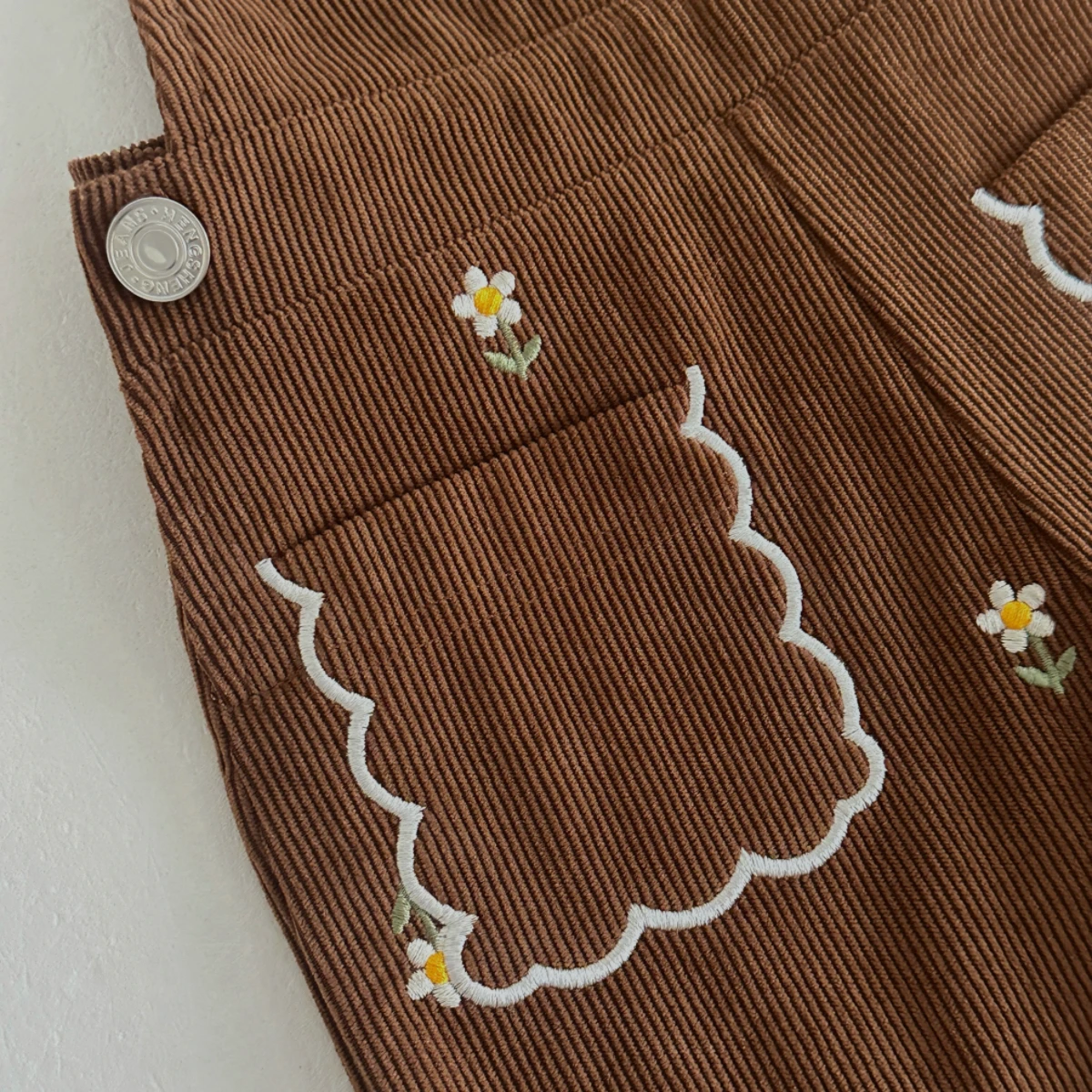 Weißes Langarm-Oberteil mit Spitzenkragen für Babys, brauner Cord-Overall mit Blumenstickerei, 2-teiliges Outfit für Kleinkinder – Detail 5