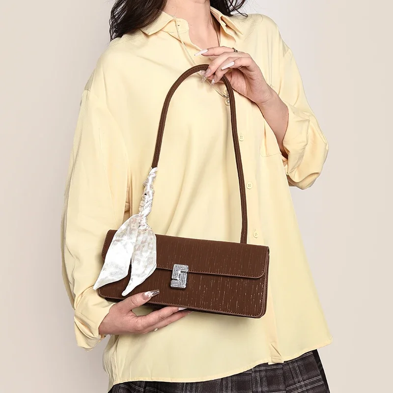 

Fashionable Large Capacity Leather Diaper Bag: Elegant Crossbody Bag For Women With Luxury Designer Logo And Vintage Style