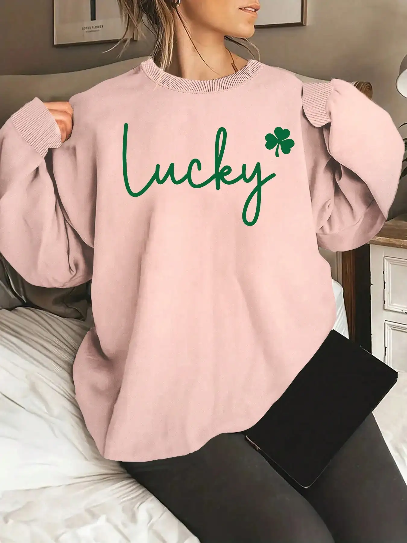 

Женская розовая свободная толстовка с зеленым принтом «Lucky» и изображением клевера