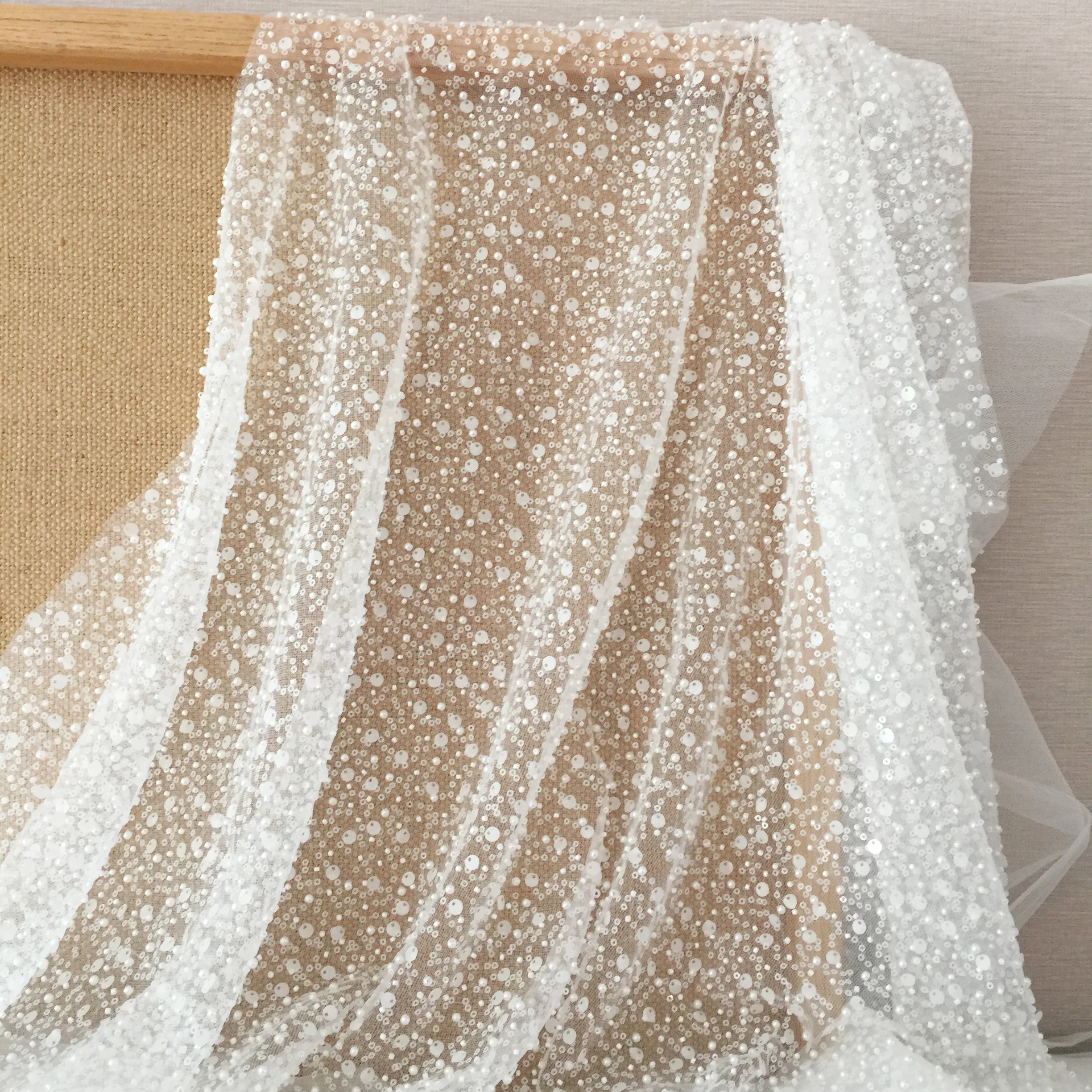 1 Yard 3D Perlen Porzellan Weiß Perle Perlen Spitze Stoff, Hochzeit Couture Braut Kleid Spitze Stoff von Hof – Detail 1