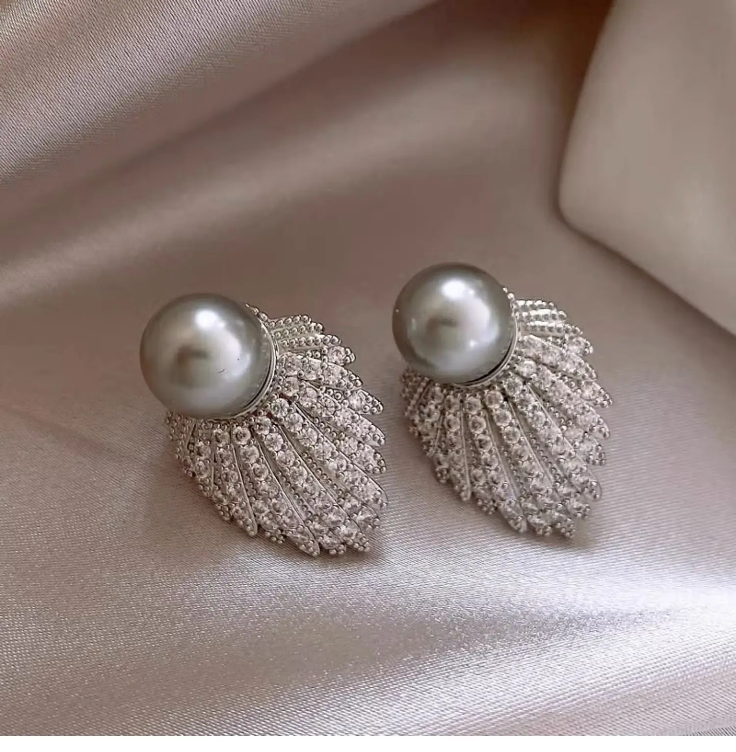 lingzhiwu British Designer Exquisite Zircon Pearls Stud Earrings Luxury Design Unique Earrings New Arrive