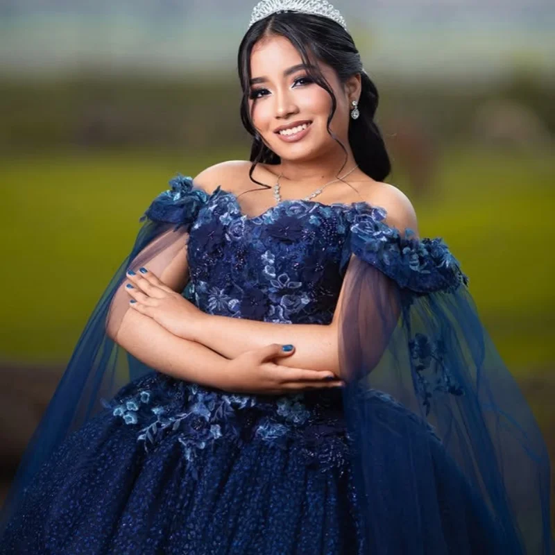 

Блестящее темно-синее платье Quinceanera на плечах, кружевная наклейка, многослойные кристаллы, 3D цветы, платья de 15, Quinceanera ﻿ Индивидуальный