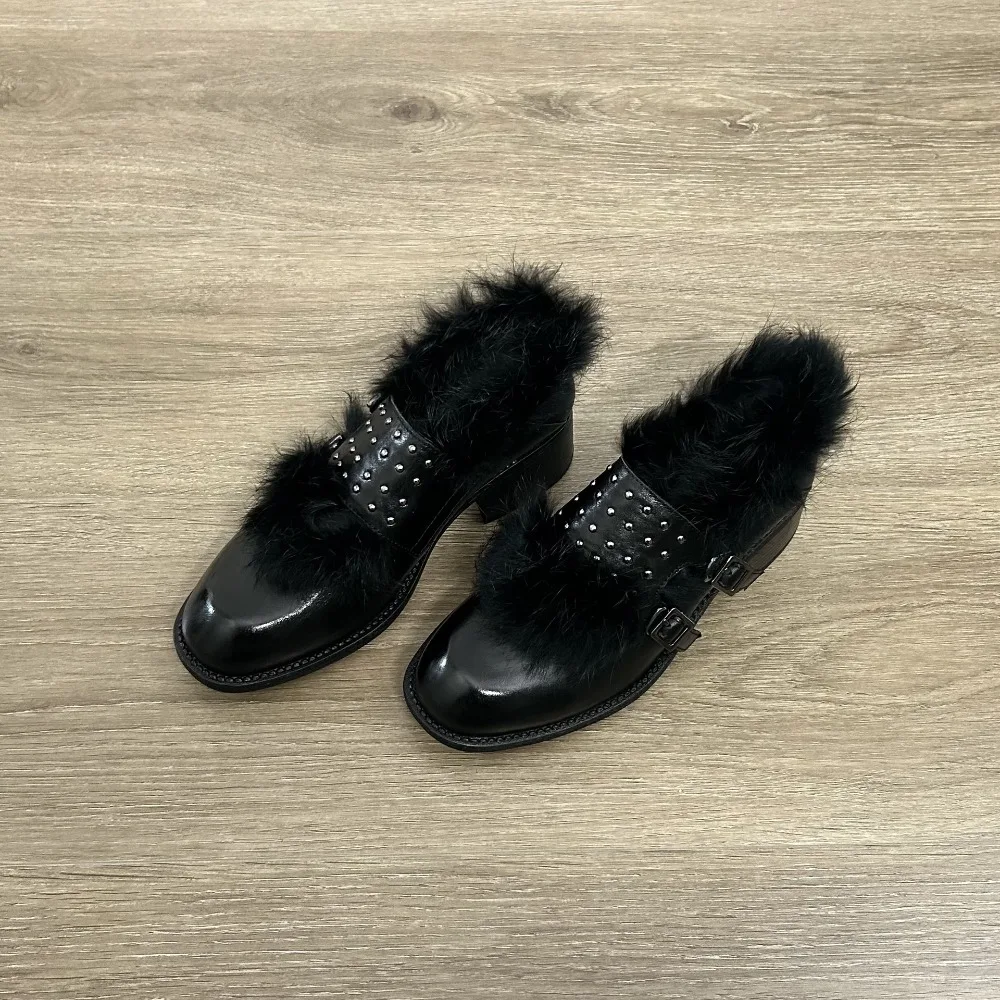 

Женская обувь с заклепками и пряжкой на ремне, дизайнерская обувь в стиле панк, плюшевые лоферы, женская зимняя обувь с плюшевым украшением и неглубоким носком