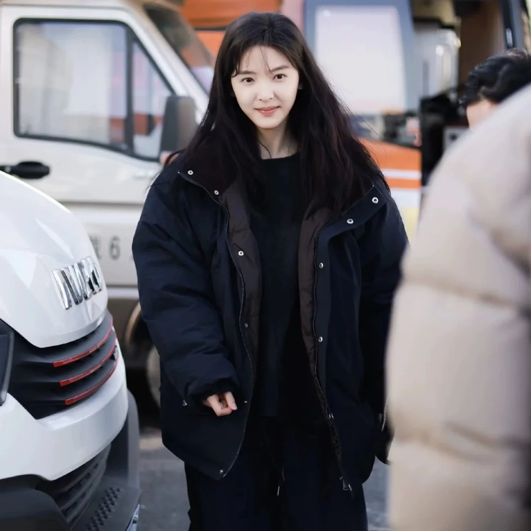 ゆったりフィットの白いダウンジャケット、紐付きバーネットエイトミルクウォームコート、通勤用ミドル丈コート