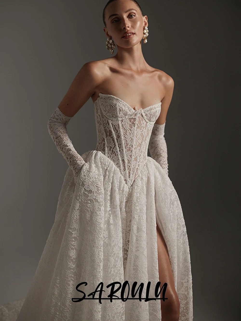 Znakomita suknia ślubna z pełnej koronki, seksowny dekolt w serek, wysokie rozcięcie, szyta na miarę suknia ślubna, elegancka romantyczna suknia balowa, długi tren, strój dla panny młodej.