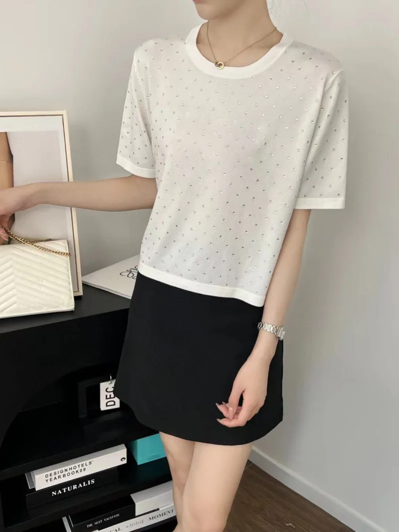 

Elegant and sophisticated women's T-shirt with hot diamond patchwork design, fashionable and age reducing elegant short top