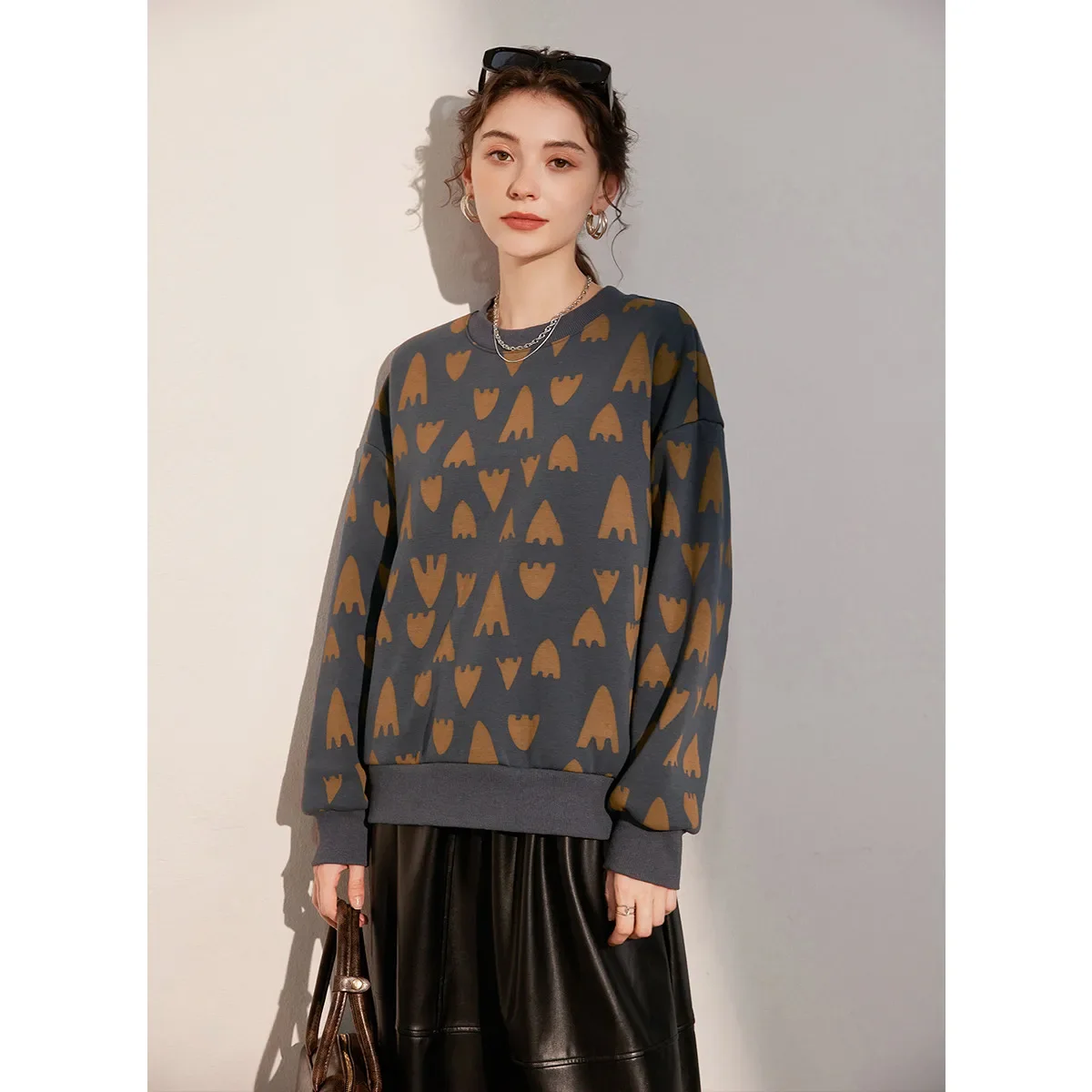 LOUIS YAO 2025 Winter Thickened Fleece Printed Hoodie with Geometric Pattern Round Neck Loose Long Sleeve Women's Top