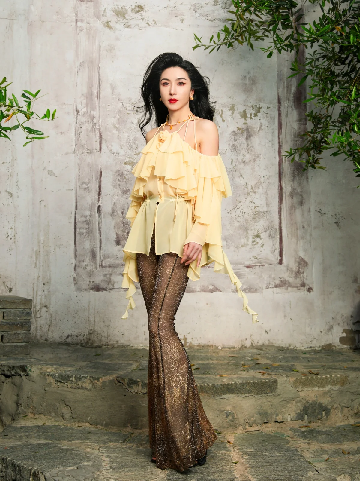 

Ele Knitted Cardigan with Bell Pants in Golden Tead Rose Pattern Slimming Elastici by Xuan ng Collection
