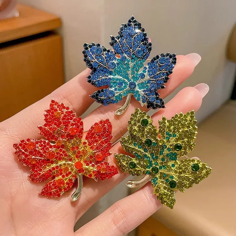 Broches de folha de bordo para mulheres, cheio de strass metal, broche casual de escritório, presente de casamento, nova moda, 2024