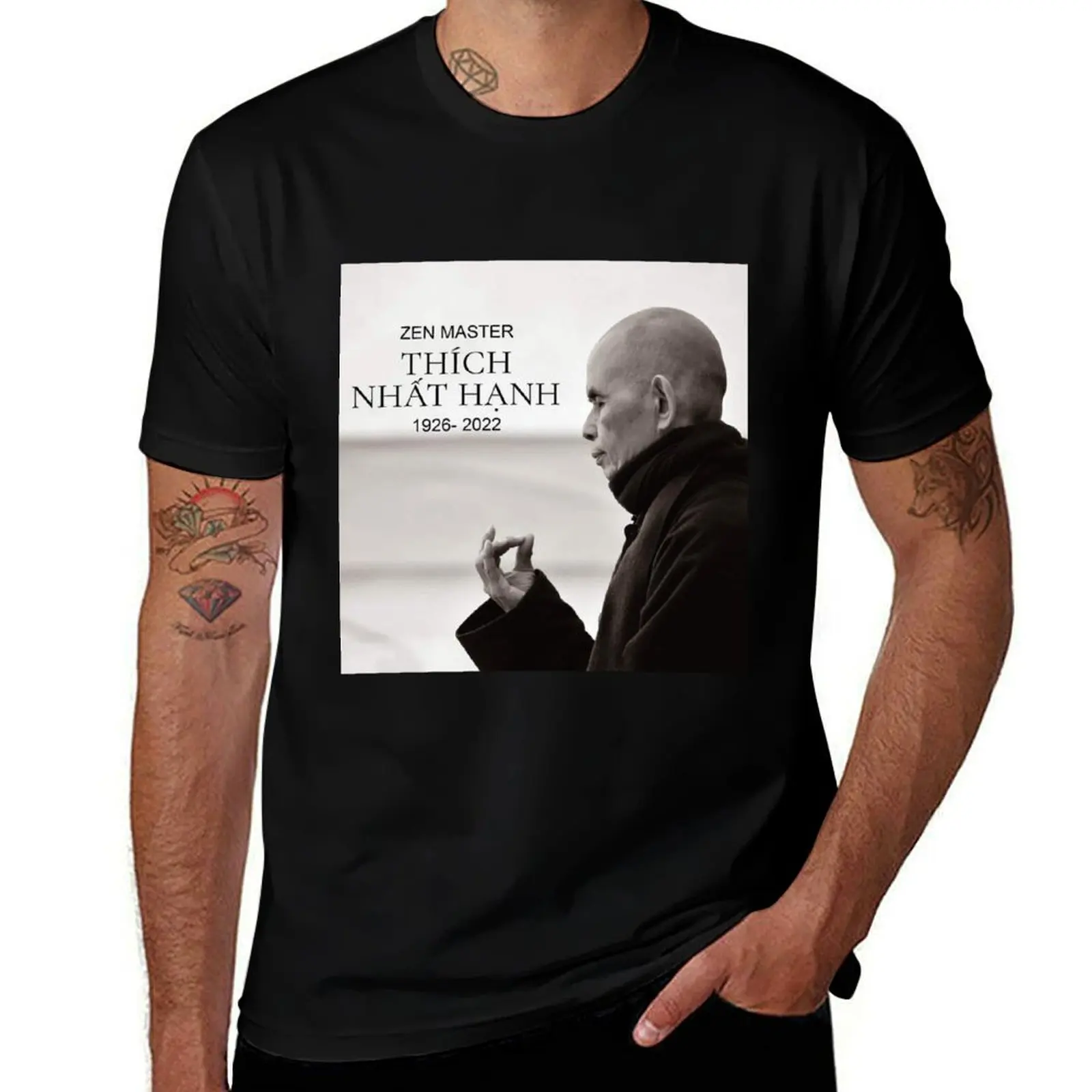 Camiseta Rip Thich Nhat Hanh com estampa casual e moderna