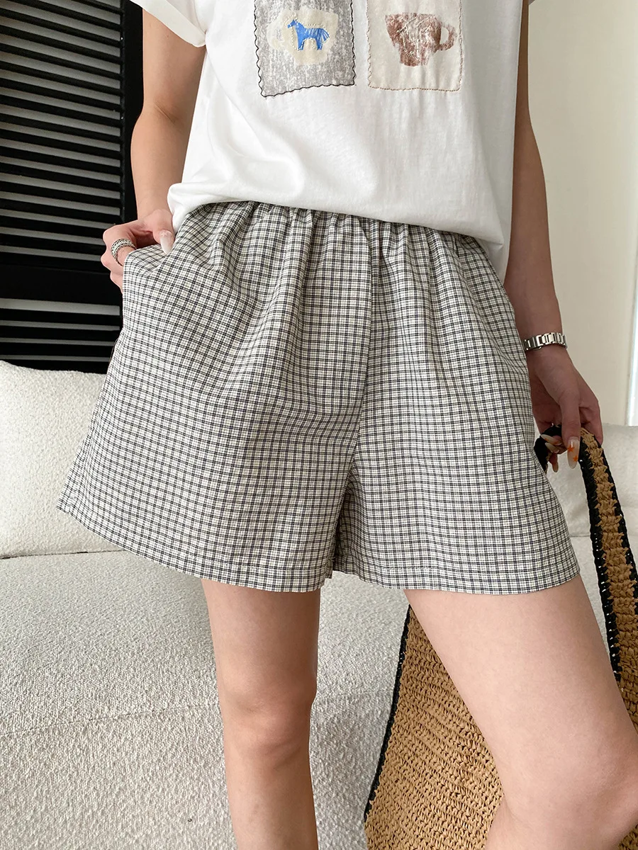 Sommerliche Damen-Shorts im Retro-Stil mit kontrastierendem Karomuster, elastischem Bund, lockerer Passform, schlankmachendem Effekt und weitem Bein. – Detail 7