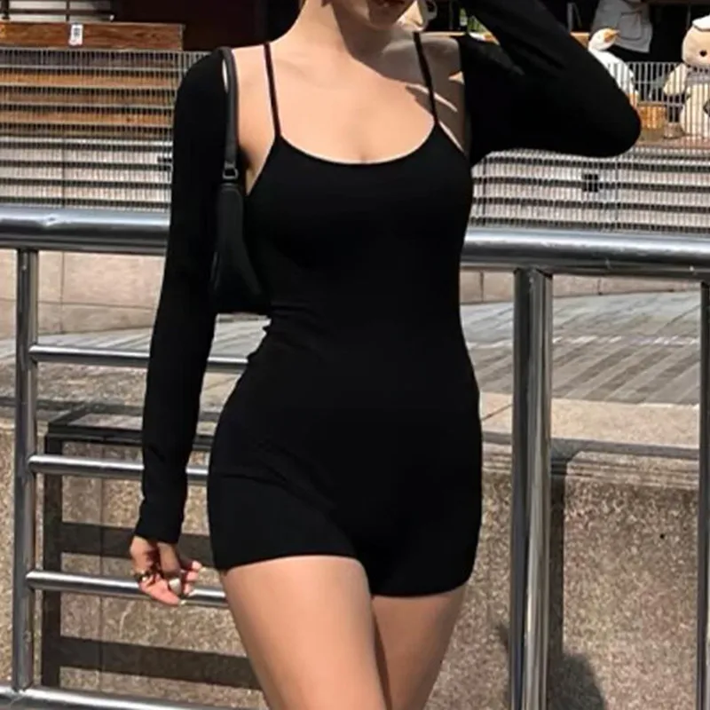 ชุดจั๊มสูทแขนยาวแบบเสื้อกั๊กในตัว สีพื้น ทรงเข้ารูป สไตล์สปอร์ตและลำลอง พร้อมกางเกงขาสั้นแบบสายเอี๊ยม แฟชั่นสตรีทเทรนด์ปี 2026