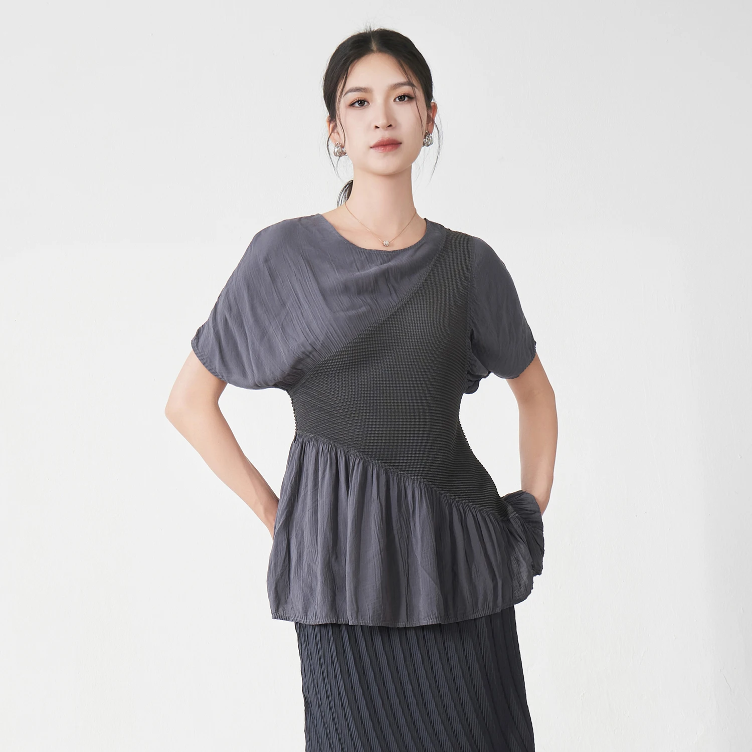 

New Arrival 2025 Women's Elegant T-shirt High Quality Stretch Solid Color Short Sleeve Top Miyake Pleated Top