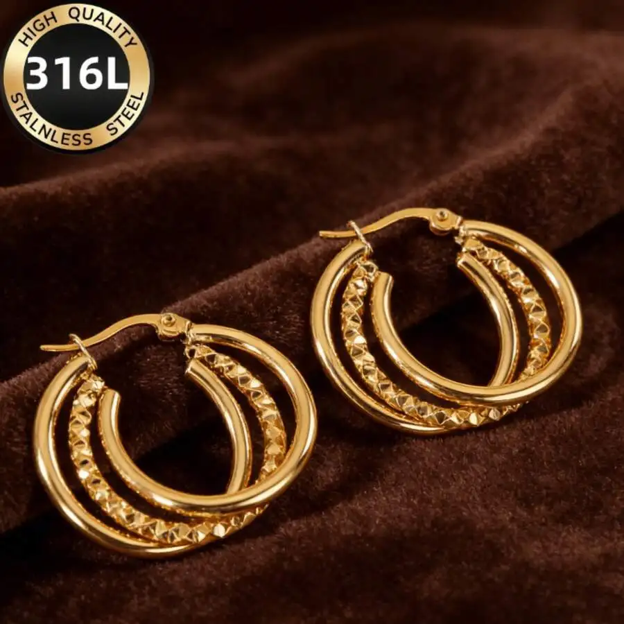 Pendientes dorados hipoalergénicos de acero inoxidable de primera calidad: diseño redondo con incrustaciones cruzadas, tono dorado resistente a la decoloración, elegante y ligero.