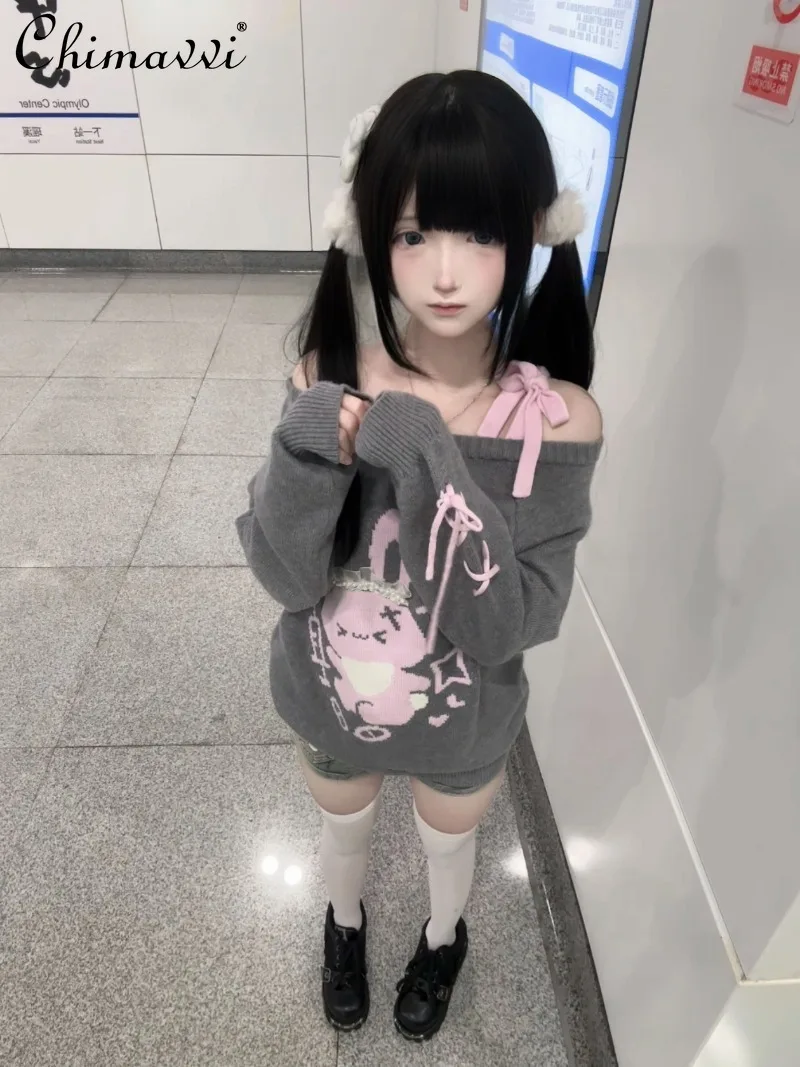 

Новинка осени 2025 года, серый розовый свитер с завязками для милых девочек, модный свободный пуловер Kawaii с открытыми плечами и длинными рукавами, женский вязаный топ