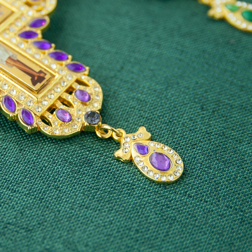 HTISOK Goldfarbenes Orthodoxes Kreuz-Anhänger mit farbigen Strasssteinen, christliches Kruzifix, religiöses Geschenk für Männer und Frauen mit Box – Detail 4