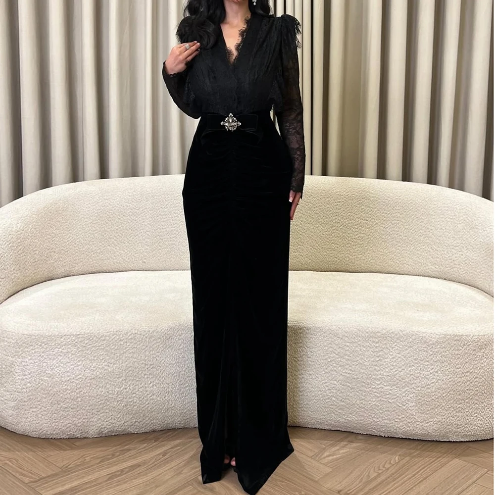 Maßgeschneiderte schwarze gerade Abendkleider, bodenlang, V-Ausschnitt, volle Ärmel, Abendkleid, modisches Partykleid mit Kristallschärpen und Spitze