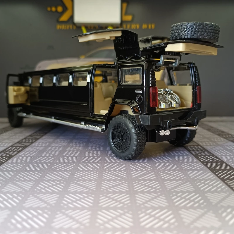 1:32 simulação Hummer versão estendida liga modelo de carro ornamento, portas e capô do motor, porta-malas pode ser aberto, som e luz