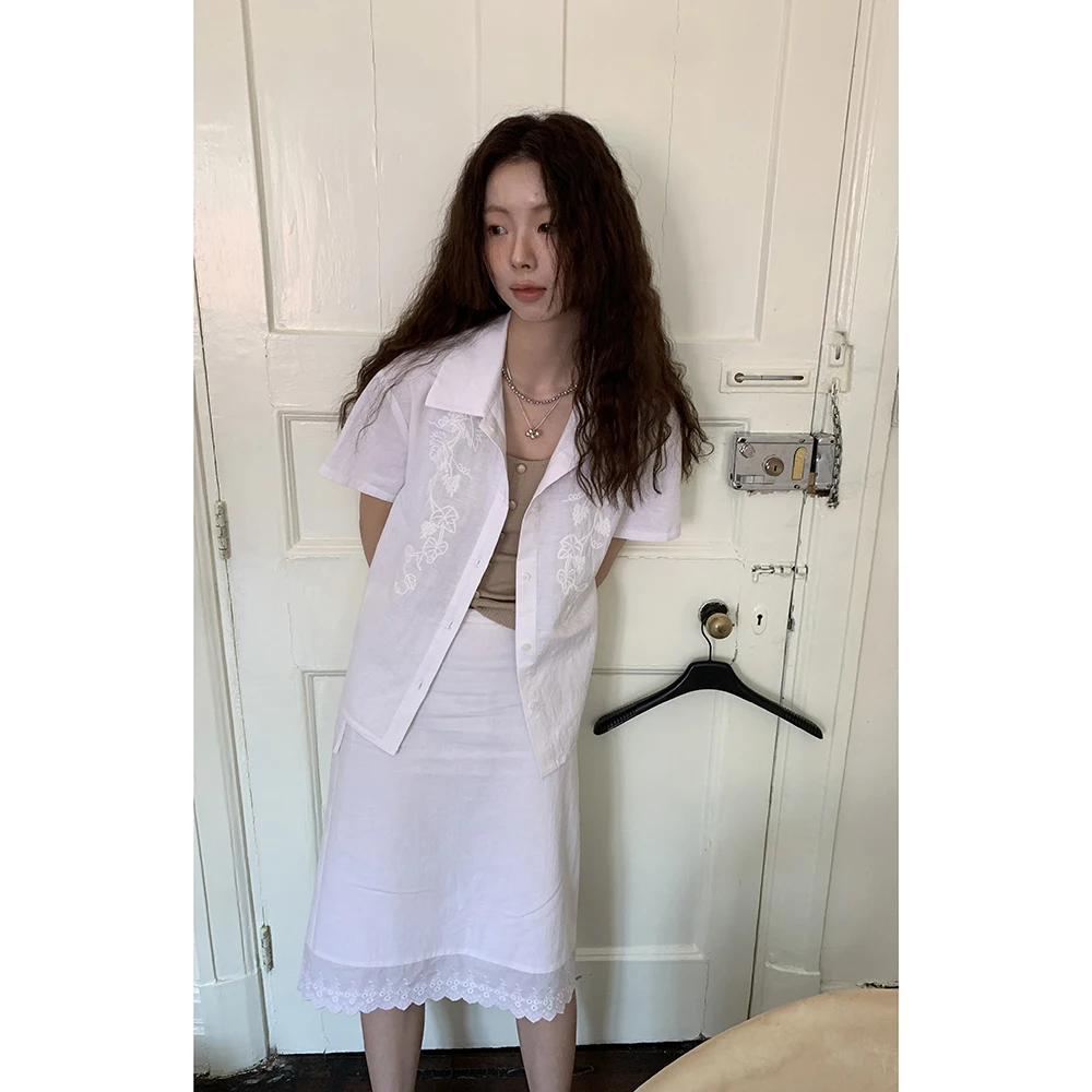 

Женская повседневная рубашка из хлопка и льна с вышивкой, воротником-стойкой, коротким рукавом, летняя коллекция 2025, белая