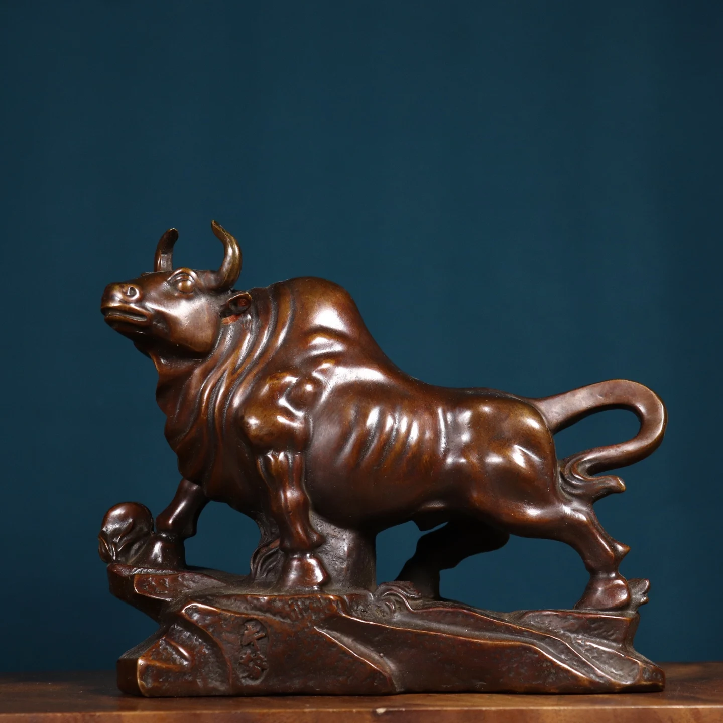 Brass Bull Sculpture Home Decorative Art Figurine Exquisite Crafted Brass Artwork for Stylish Home Decoration