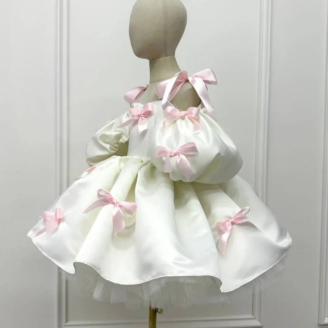 فساتين فتاة الزهور مكشوفة الكتف لحفلات الزفاف مع أقواس بطول الركبة للمناولة الأولى للأطفال لحفلات أعياد الميلاد مخصصة