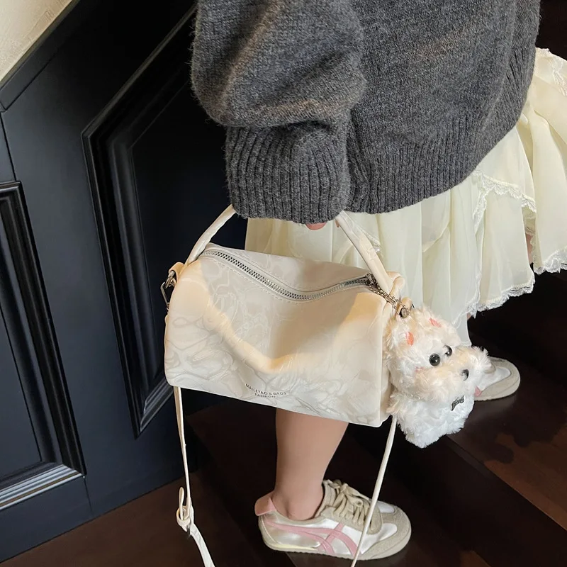 

Новинка 2023 года, цилиндрическая женская сумка подмышки, острая сумка через плечо, очень модная сумка-труба вперед, шикарная и уникальная ​