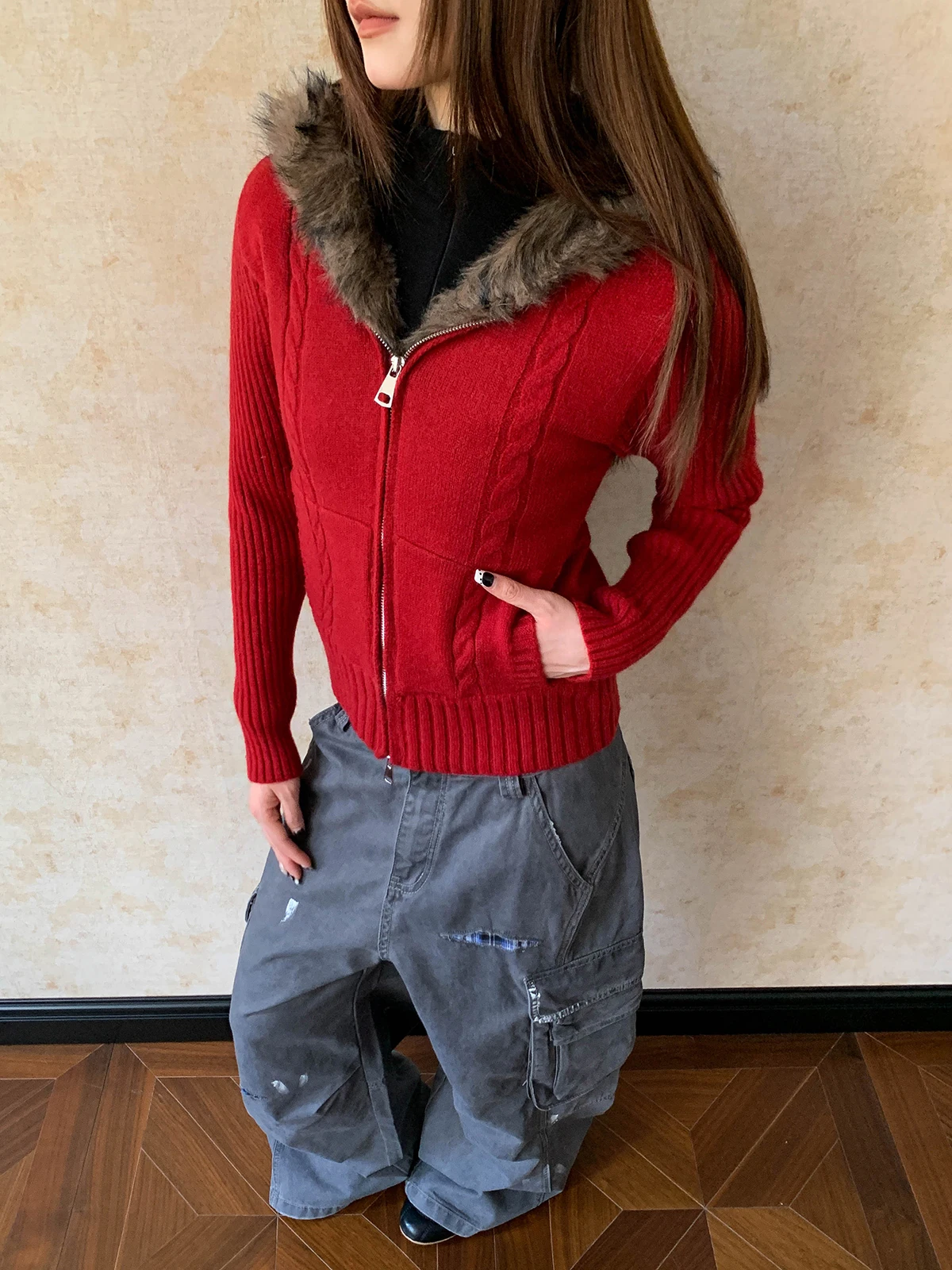 

Куртка-жакет женская Aket American Style, утепленная флисом, красная, новогодняя, приталенная, с капюшоном, теплая верхняя одежда для повседневной носки