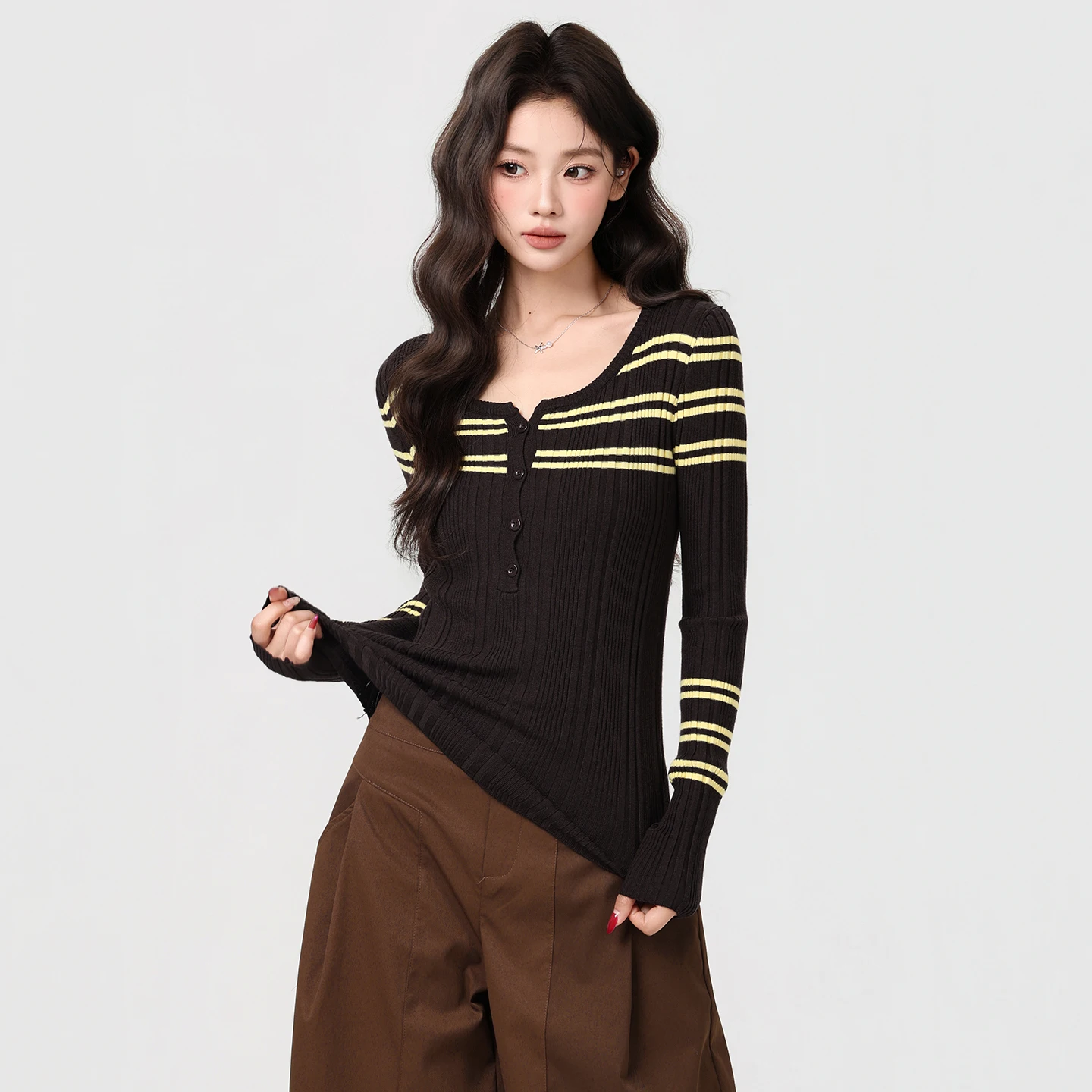 Design listrado de bloqueio de cor, suéter de malha de manga comprida, sentimento de alta qualidade feminino outono/inverno, ajuste fino e top de flutuação