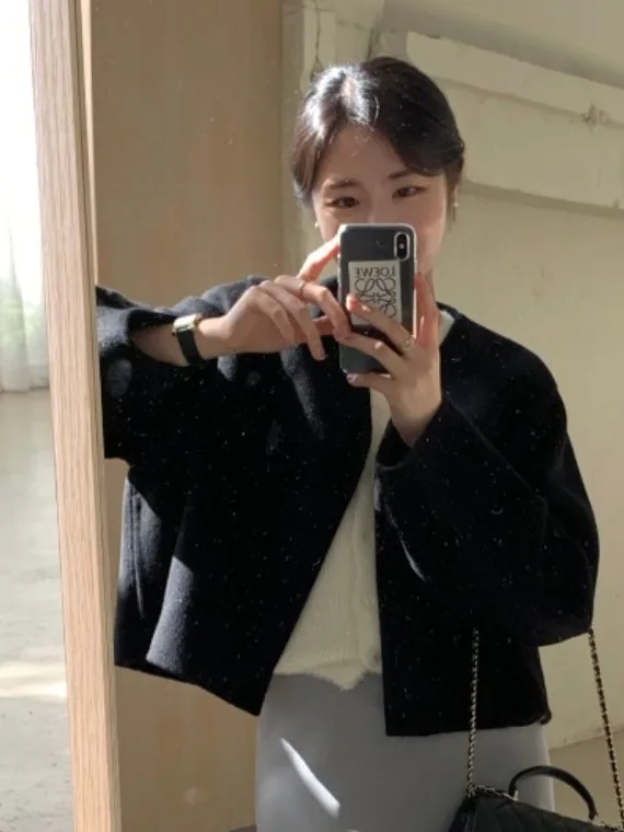 Casaco Curto de Lã F E com Decote em V, Estilo Casual e Aconchee, Moda de Outono e Inverno, Cor Pura, Cr...