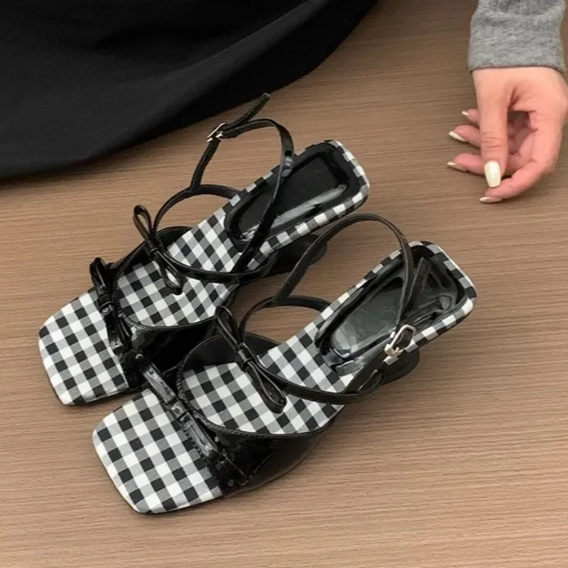 صيف جديد رئيس مربع المفتوحة تو فراشة عقدة المضادة للانزلاق ارتداء كعب أحذية المرأة موضة المنحدر كعب الصنادل