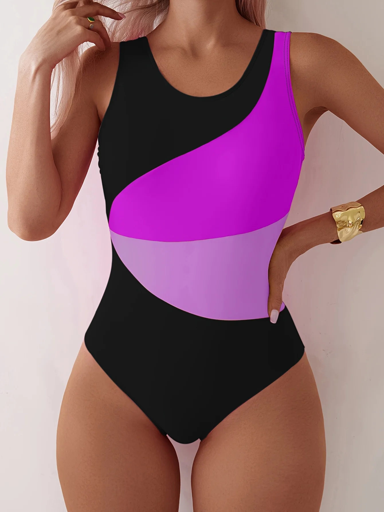 Maillot de bain une pièce sportif taille haute pour femme avec rembourrage amovible – Design contrasté noir et violet, Design Water Colorblock