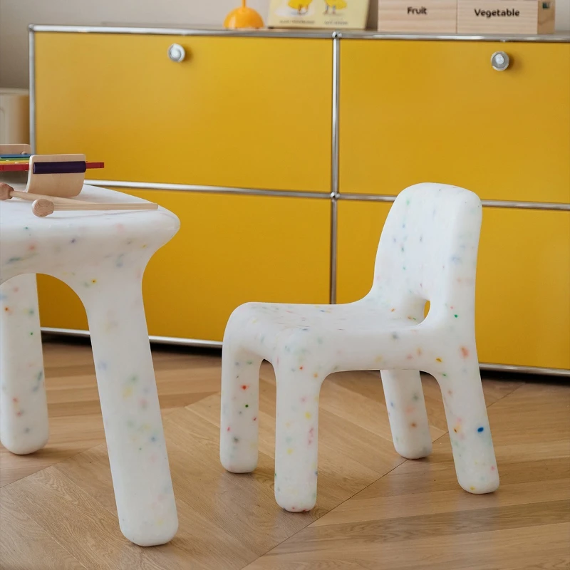 

Подходит для семейного и детского использования: набор стола и стульев для столовой, включающий экологичные пластиковые стулья и табуреты со спинками.