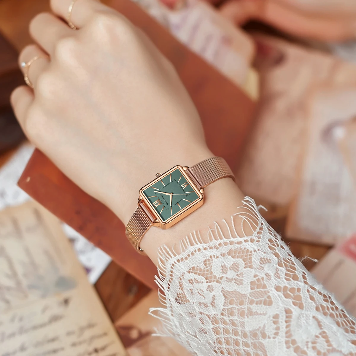 Reloj clásico Hannah Martin para mujer, cinturón cuadrado de malla de acero inoxidable a la moda con movimiento de cuarzo japonés, reloj de regalo para mujer