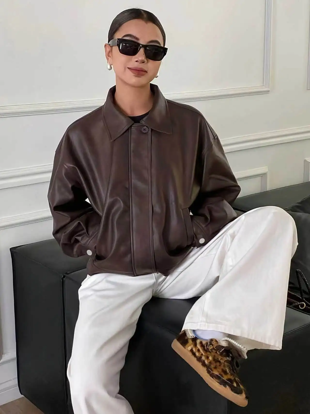 Lässige PU-Lederjacke für Damen, Vintage Braun, Revers, Reißverschlusstasche, Baseball-Kurzmantel, Streetwear, lockerer Damen-Übermantel – Detail 2