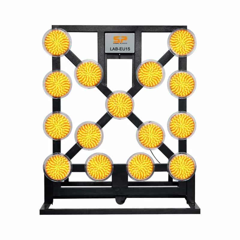 European Standard EN 12352 Arrow Board Traffic Warning Product With 15 LEDs Solar/DC Power Over 500m Visibility