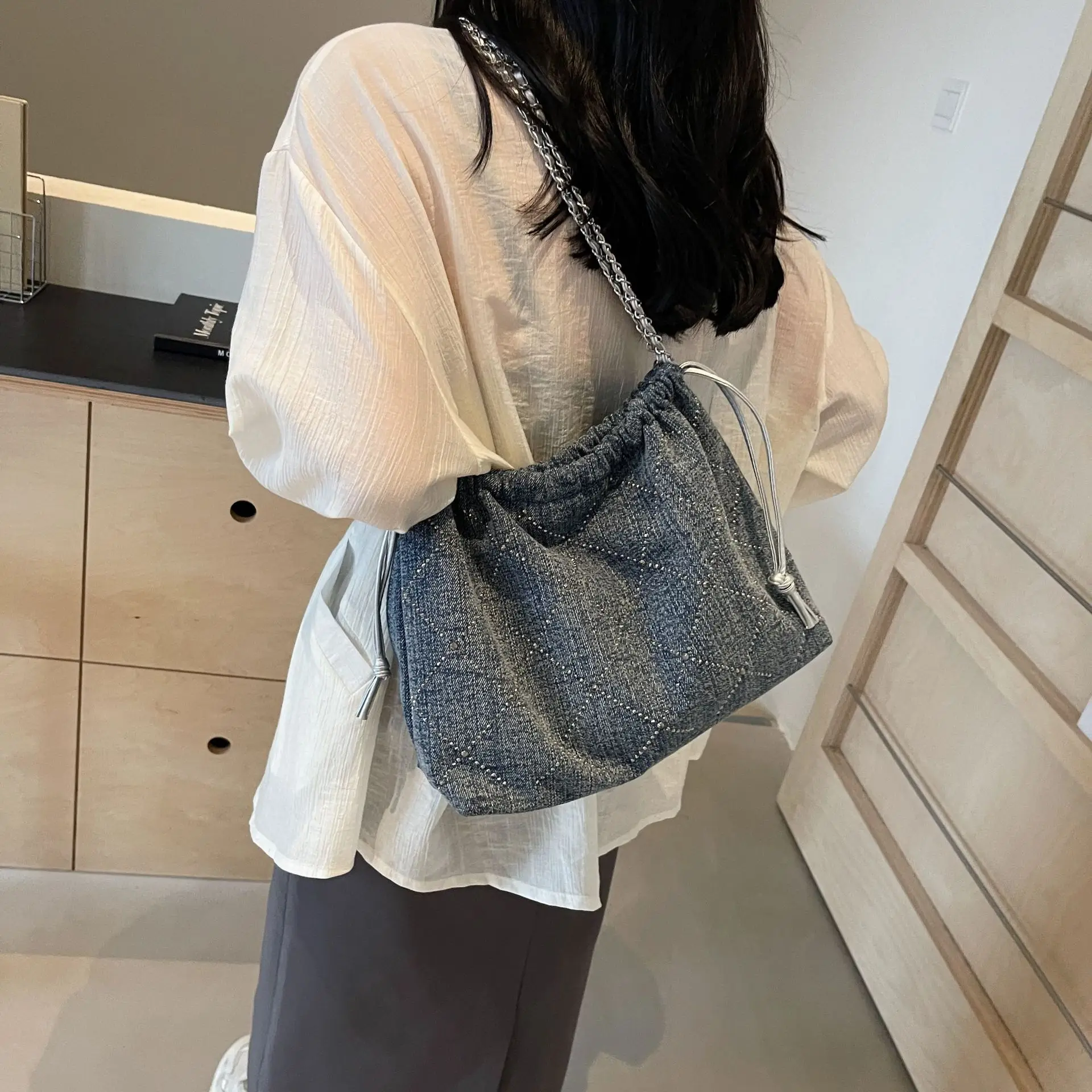 Bolsa feminina de tiracolo jeans com corrente de balde, bolsa tiracolo casual e bolsas, bolsa mensageiro para senhora, nova, 2024