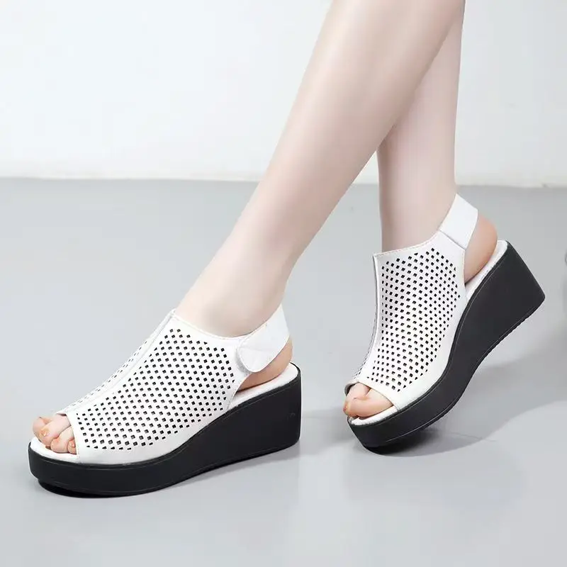 

Женские летние кожаные сандалии большого размера с открытым носком, нескользящие босоножки на высоком каблуке с толстой подошвой и липучкой, легкие босоножки на танкетке