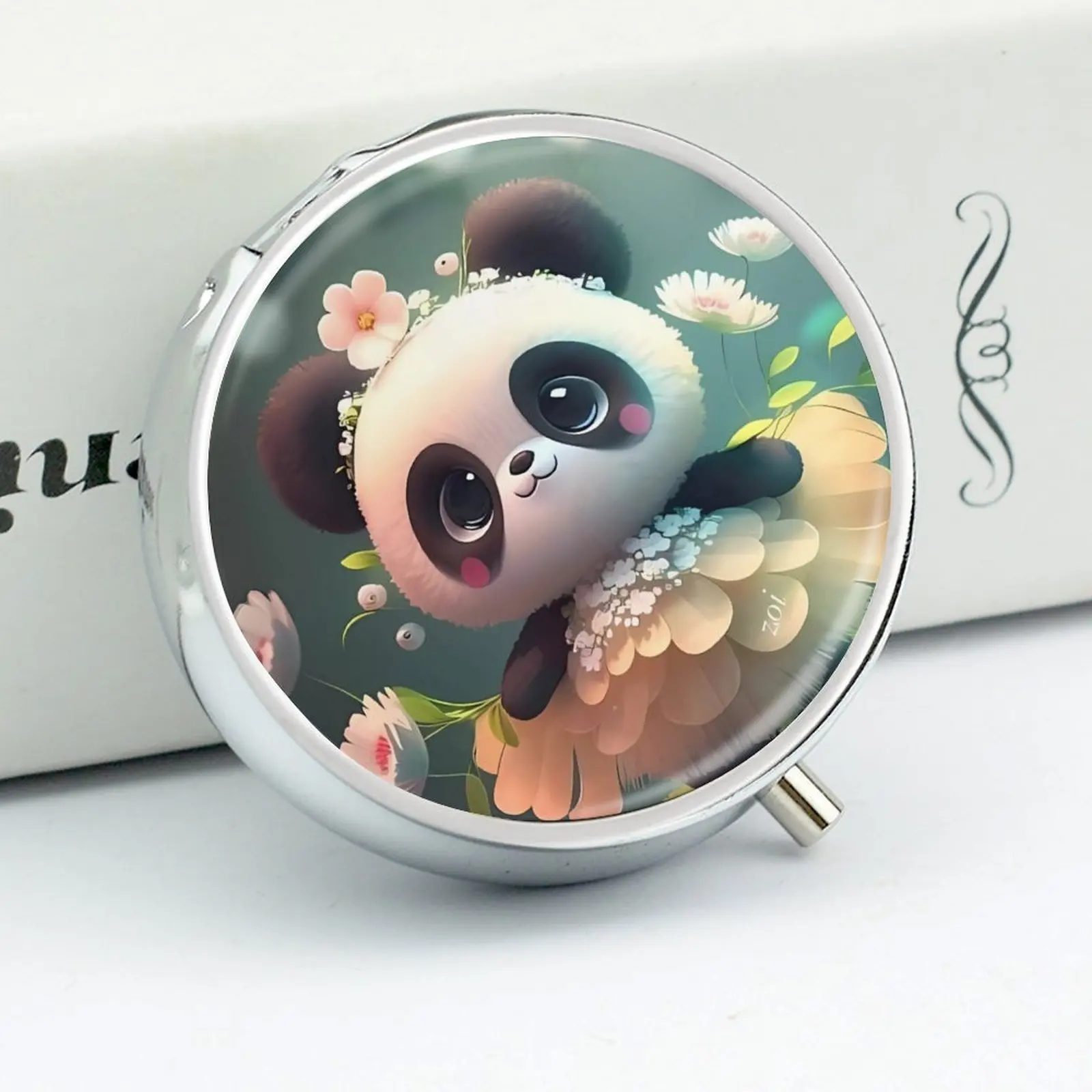 Dancing Panda Mini-Pillendose mit 3 Fächern – tragbarer und dekorativer Medikamenten-Organizer aus Metall für Geldbörse oder Reisen, einzigartige Geschenkidee