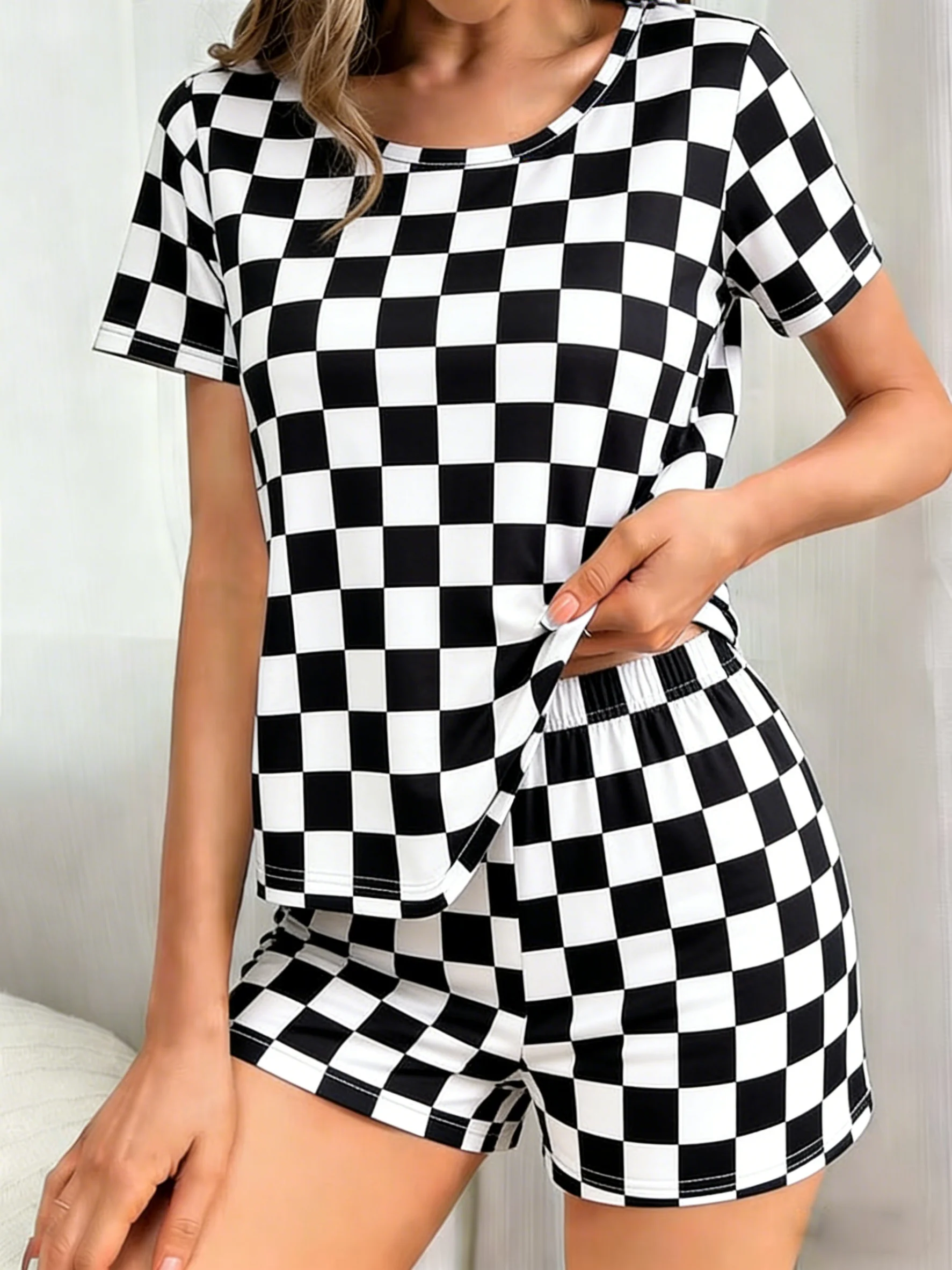 

Women's black and white square printed short sleeved pajamas set